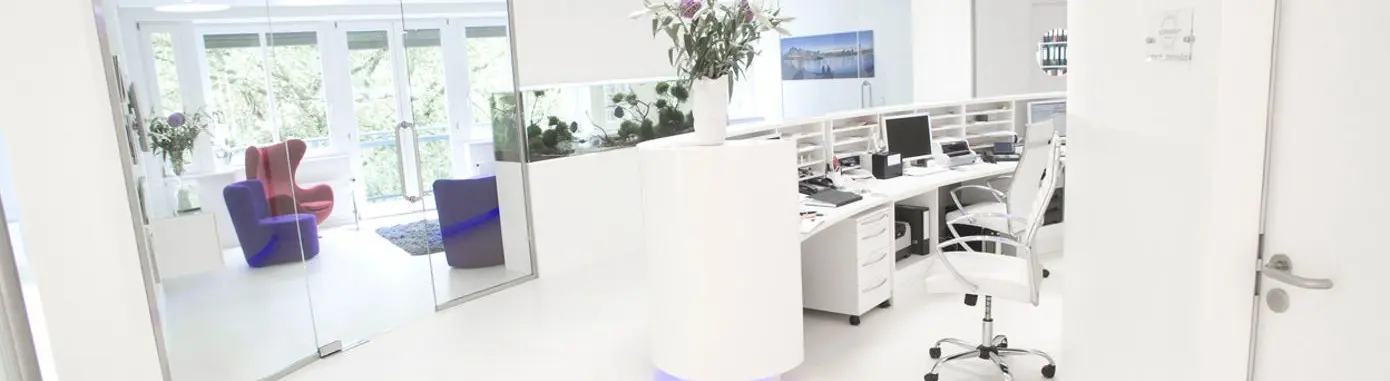 Moderner Empfangsbereich der Praxis für Gefäßchirurgie Dr. Moshar in Hamburg